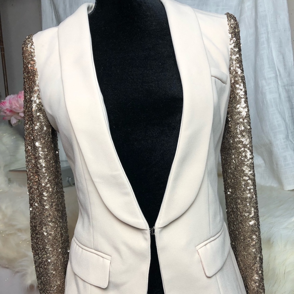 Blazer with sequins on the sleeves.